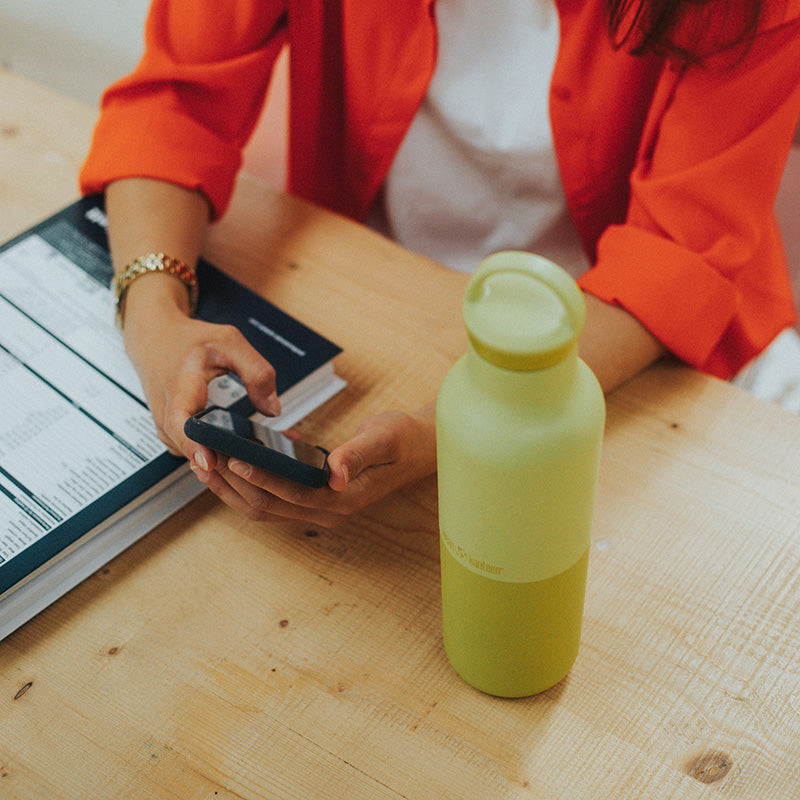 20oz-rise-classic-with-arch-loop-cap-f1 20oz_rise_classic_insulated_bottle_acacia_worker_phone_square.jpg