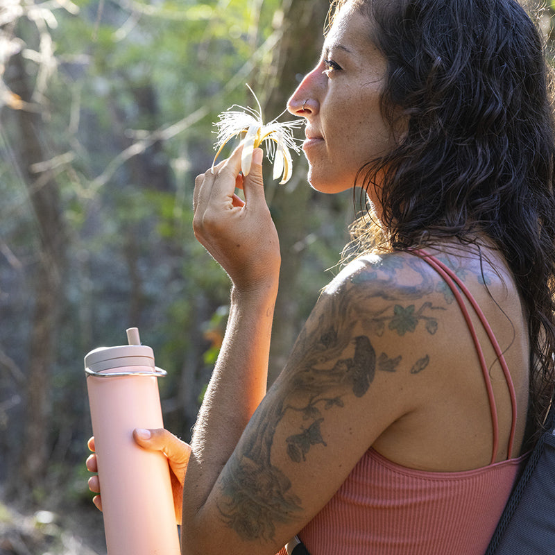20oz-tkwide-with-twist-cap-u0 tkwide_20oz_insulated_bottle_twist_woman_flower_costarica_square.jpg